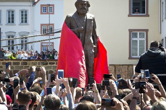Uma estátua de bronze de Karl Marx é desvelada, por ocasião da celebração do 200.º aniversário do seu nascimento, na sua cidade natal, Trier, Alemanha, em 5 de Maio de 2018.