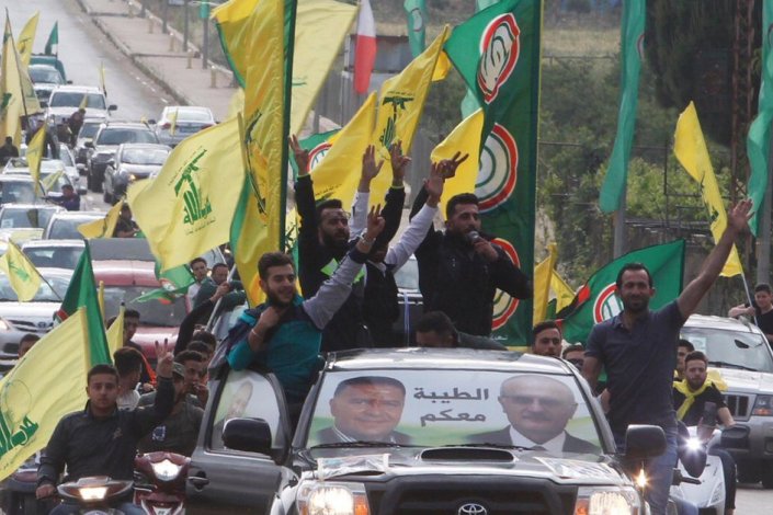 Apoiantes do Hezbollah e do Movimento Amal festejam, numa estrada do Líbano, resultados preliminares que apontam para a vitória dos seus partidos nas eleições legislativas de dia 6 de Maio