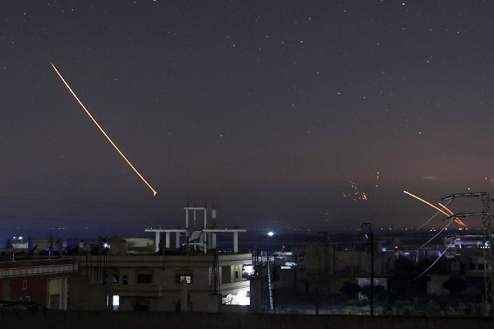 O sistema de defesa anti-aéreo sírio em acção, na madrugada desta quinta-feira, durante o ataque das forças israelitas