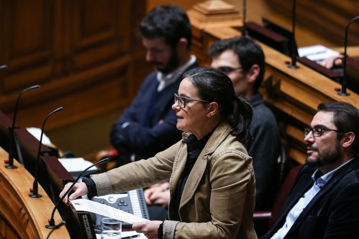 A deputada do PCP Carla Cruz intervém na Assembleia da República. 11 de Janeiro de 2018