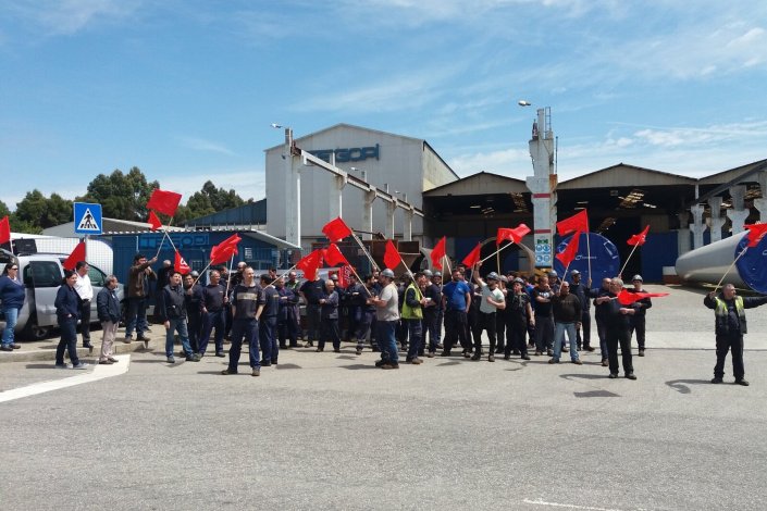 Concentração de trabalhadores realizada junto à empresa