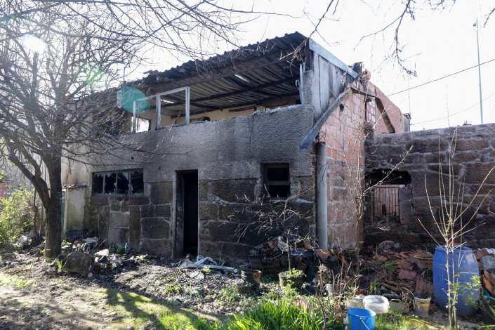 Uma das habitaÃ§Ãµes destruÃ­das pelos incÃªndios de Outubro, em AdiÃ§a, Tondela