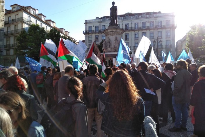 Centenas de pessoas juntaram-se em Lisboa em protesto contra a mudança da Embaixada dos EUA em Israel para Jerusalém e em solidariedade com o povo palestiniano
