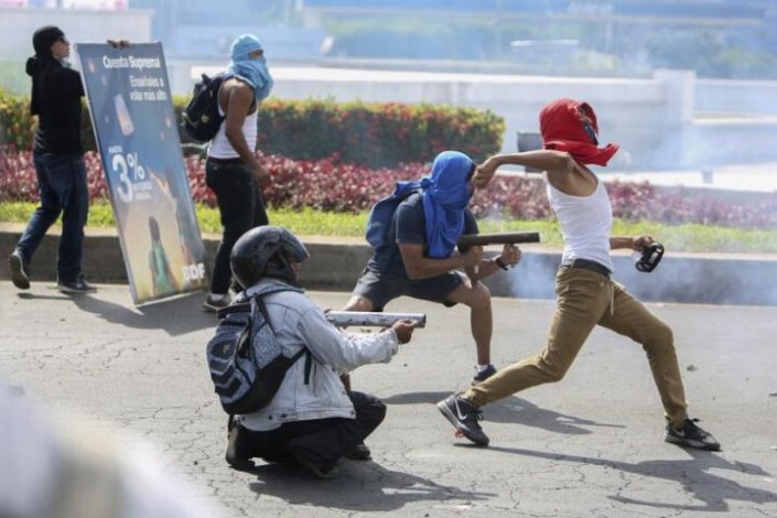 Grupos violentos em acção na Nicarágua; o governo sandinista acusou-os de serem instigados pela direita