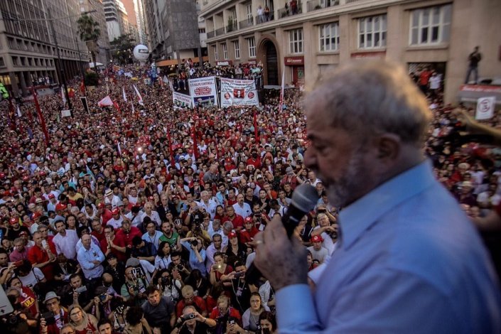 Em Janeiro, cerca de 50 mil pessoas juntaram-se na Esquina Democrática, na cidade de Porto Alegre, em defesa da democracia no Brasil e do direito de Lula a ser candidato