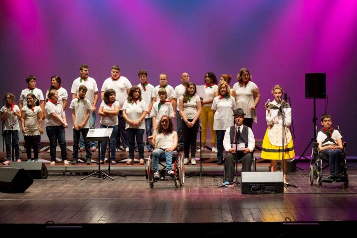 O trabalho com os jovens com base nos valores da inclusão e da diversidade cultural resume a singularidade da iniciativa