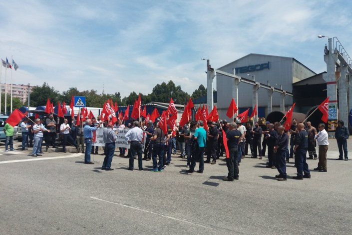 Trabalhadores estiveram concentrados das 13 às 15h, contando hoje com a presença de Arménio Carlos