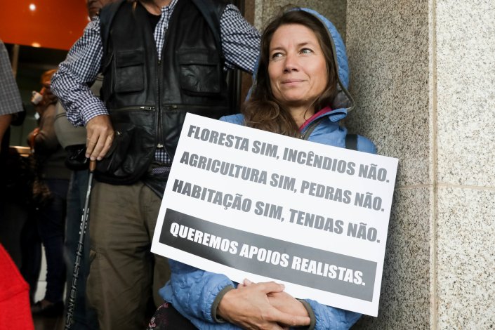 Nos incêndios de Outubro, que provocaram a destruição total ou parcial de 1500 casas e mais de 500 empresas, 49 pessoas morreram e cerca de 70 ficaram feridas