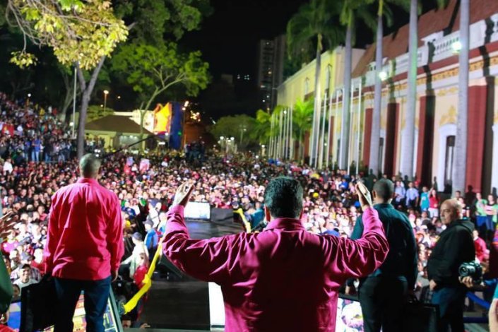 Nicolás Maduro festeja com os seus apoiantes a vitória nas eleições presidenciais de 20 de Maio, em que obteve mais de 6,2 milhões votos.