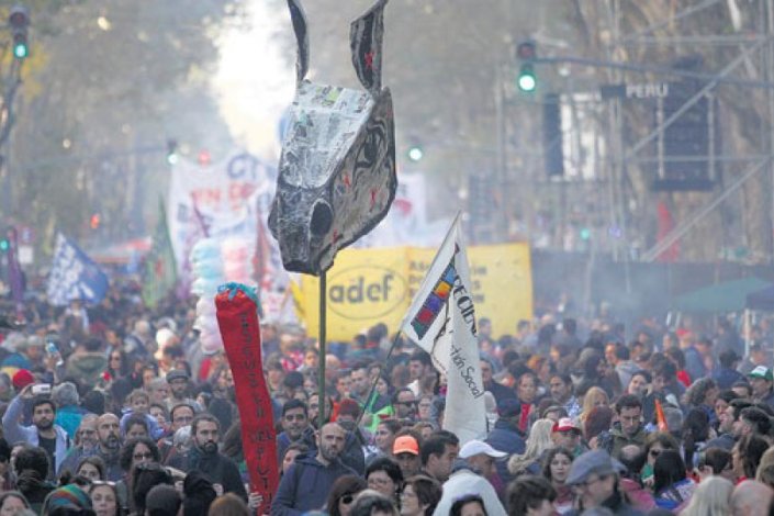 Milhares de professores mobilizaram-se na capital argentina em defesa de direitos e da escola pública