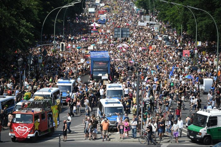 Pelo menos 25 mil pessoas responderam, este domingo, à marcha dos fascistas do AfD em Berlim