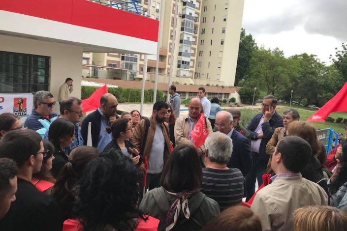 Trabalhadores da Reditus durante a concentração com o secretário-geral da CGTP-IN