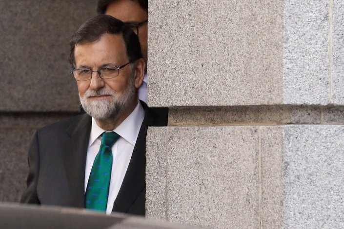 O primeiro-ministro espanhol, Mariano Rajoy, à saída da sessão de manhã no parlamento, a pretexto da moção de não-confiança contra ele, que reúne o apoio necessário para ser aprovada. 31 de Maio de 2018, Madrid, Espanha.