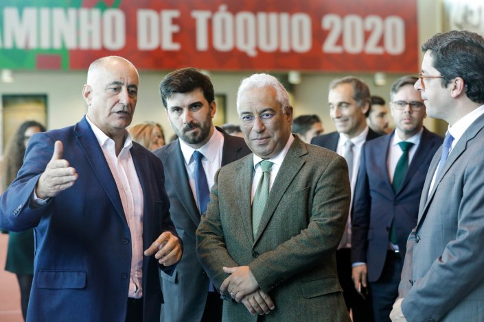 O primeiro-ministro António Costa, acompanhado pelo ministro da Educação, Tiago Brandão Rodrigues, durante a cerimónia de apresentação do Tóquio 2020, no Centro de Treino de Atletismo do CAR do Jamor, Oeiras