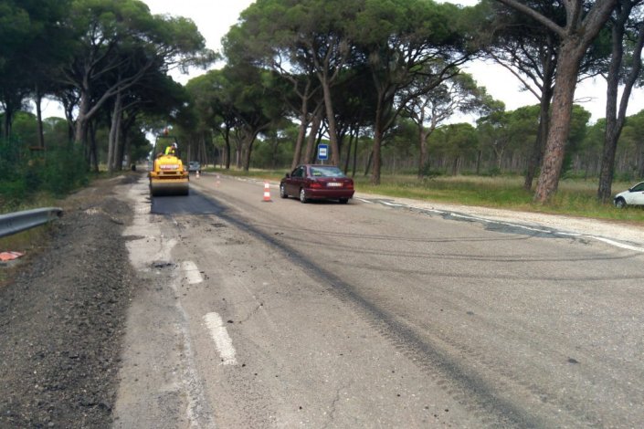 Os utentes denunciam que, em vez da requalificação prevista, apenas se têm feito «remendos» no pavimento