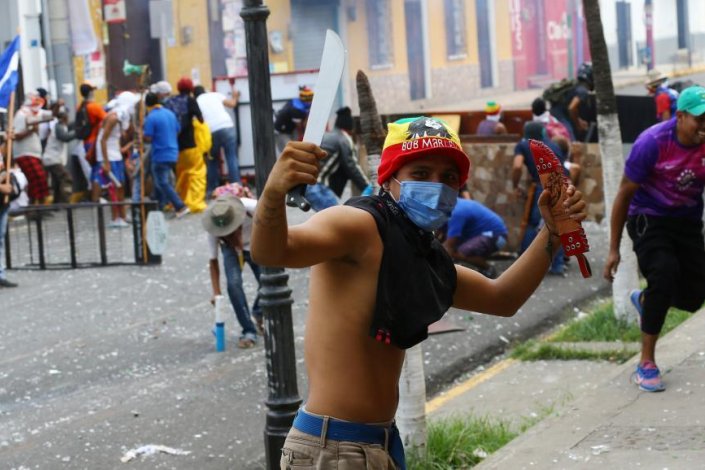 Membro dos chamados grupos de «vândalos» instigados pela direita numa barricada de rua na Nicarágua