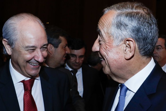 O Presidente da República, Marcelo Rebelo de Sousa, conversa com o presidente do PSD, Rui Rio, no final da cerimónia de abertura da Convenção Nacional da Saúde, em Lisboa. 7 de Junho de 2018