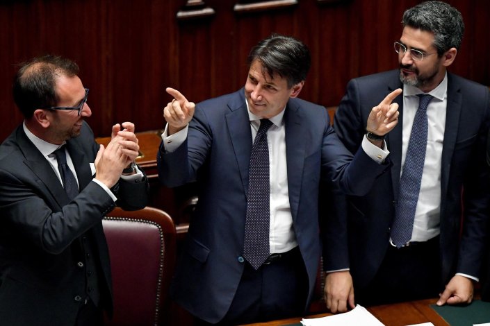 Giuseppe Conte, primeiro-ministro de Itália, ladeado pelos ministros com Alfonso Bonafede e Riccardo Fraccaro