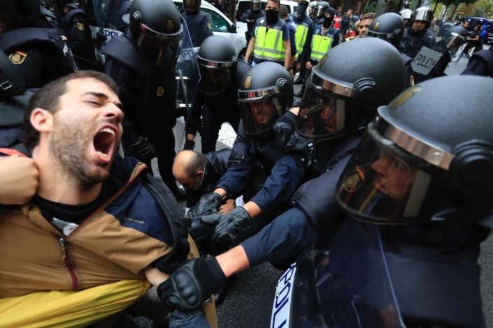Carga da Polícia Nacional espanhola junto à escola Ramon Llull, em Barcelona, quando da realização do referendo de 1 de Outubro de 2017