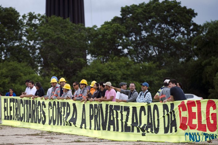 Trabalhadores do sector Eléctrico protestam frente ao Palácio do Planalto, em Brasília (foto de arquivo)