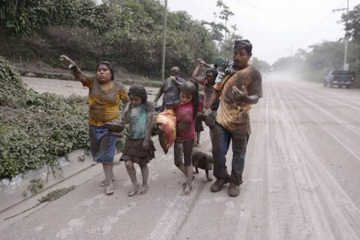Pessoas atingidas pela erupção do Vulcão do Fogo, na Guatemala