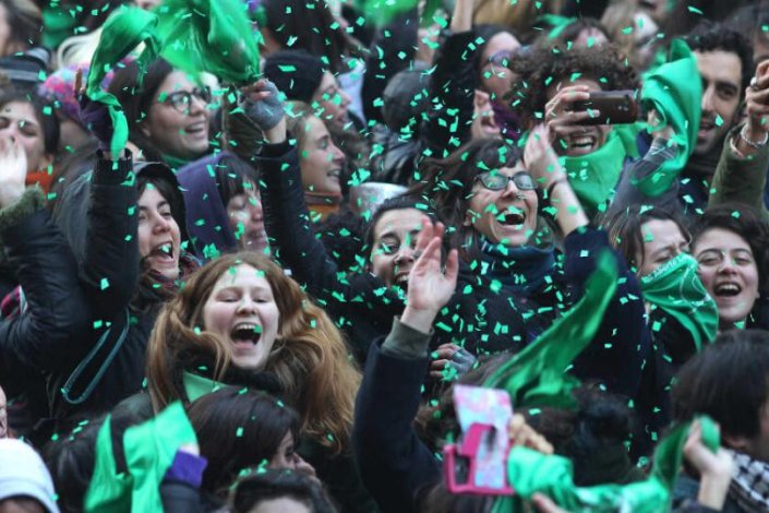 Milhares de pessoas celebraram em Buenos Aires o resultado da votação na Câmara dos Deputados sobre a despenalização do aborto