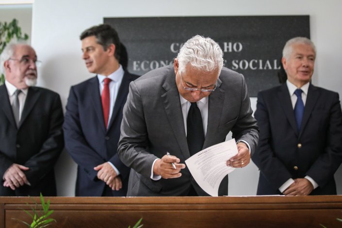 António Costa a assinar o acordo, com o ministro do Trabalho, Vieira da Silva, o ministro da Economia, Caldeira Cabral, e o presidente da Confederação Empresarial de Portugal (CIP), António Saraiva (da esquerda para a direita)