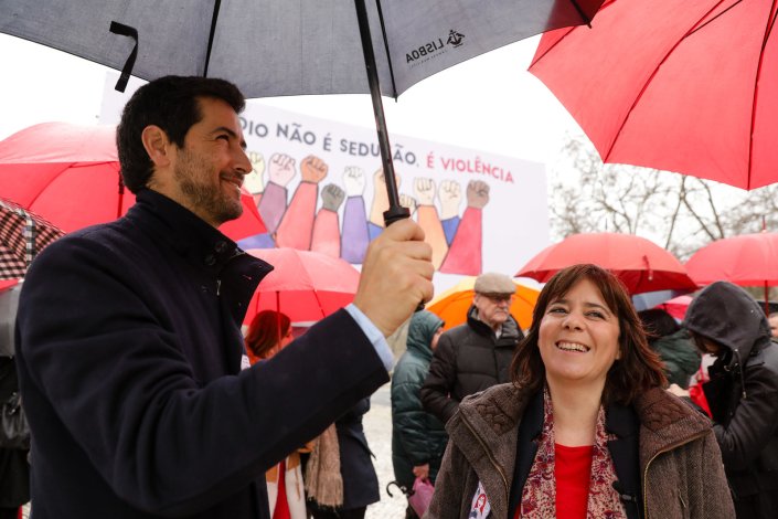 Ricardo Robles com a coordenadora do BE, Catarina Martins. O vereador na Câmara Municipal de Lisboa leva a proposta de manutenção das refeições escolares nas mãos de empresas privadas à reunião da autarquia de 21 de Junho.
