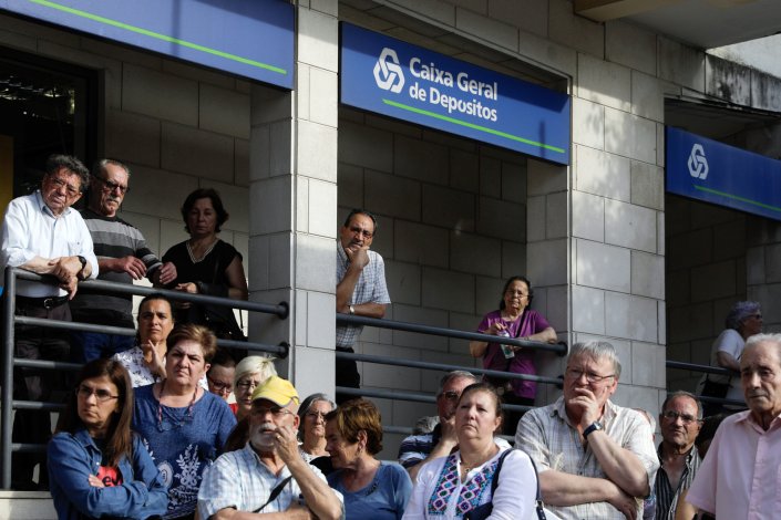 Os moradores criticam o encerramento e dizem que a vila se arrisca a ficar sem serviços públicos