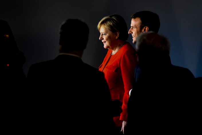 A chanceler alemã, Angela Merkel, e o presidente francês, Emmanuel Macron, após a conferência de imprensa em que apresentaram as conclusões da cimeira entre os dois países, em Meseberg (Berlim), Alemanha. 19 de Junho de 2018
