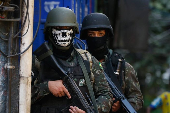 A intervenção militar no estado do Rio de Janeiro prolonga-se, provocando mais tiroteios e mortos, e sem resultados eficazes, denuncia o Observatório da Intervenção