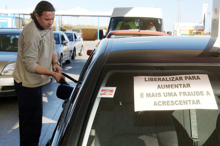 Automobilistas algarvios em protesto pelos aumentos nos preços dos combustíveis. 10 de Abril de 2004