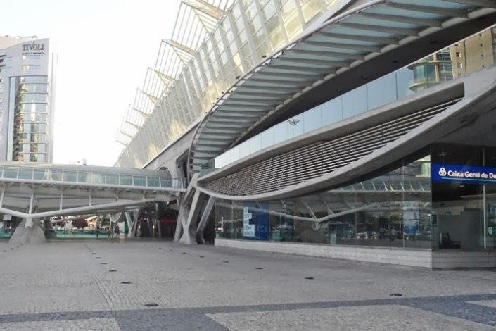 O balcão da Gare do Oriente, por onde passam diariamente milhares de pessoas, está na lista de encerramentos da CGD