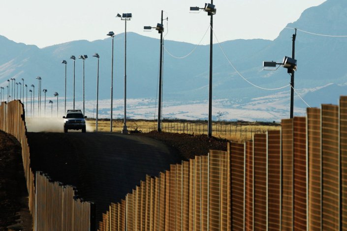 Parte do muro construído pelos norte-americanos na fronteira com o México