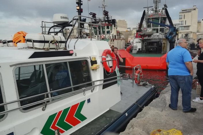 O deputado do PCP, que já partiu em direcção ao 'Lifeline', deverá pernoitar no barco com os refugiados