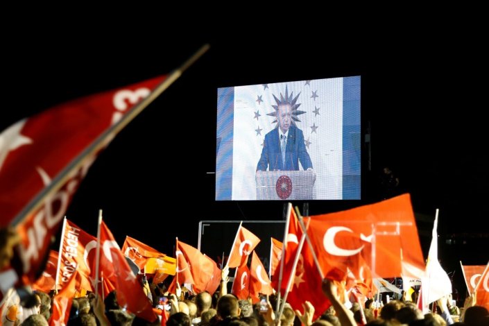 Recep Tayyip Erdogan dirige-se aos seus apoiantes em Istambul, depois de declarada a sua vitória nas eleições presidenciais deste domingo, com poderes reforçados