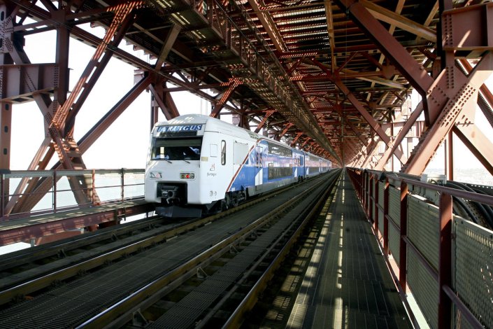Comboio da Fertagus na Ponte 25 de Abril (foto de arquivo)