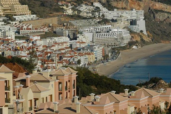 Sesimbra é um destino turístico mas sem resposta ao nível de serviços de urgência, alerta o Município