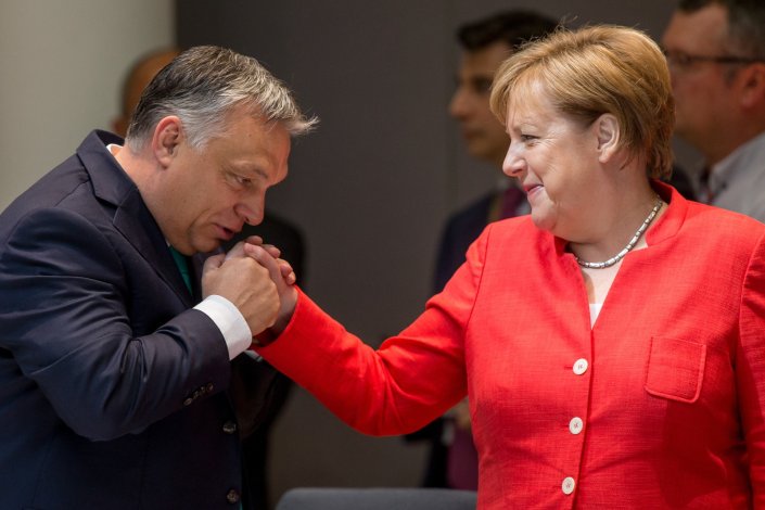 O primeiro-ministro húngaro, Viktor Orban, beija a mão à chanceler alemã, Angela Merkel, durante a reunião do Conselho Europeu, em Bruxelas. 29 de Junho de 2018