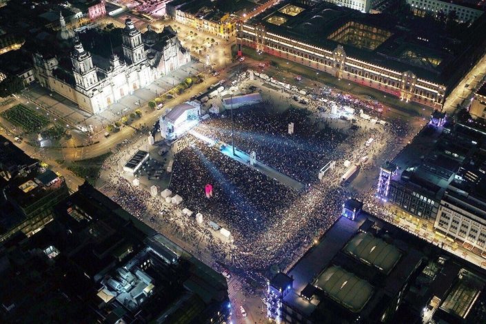 López Obrador dirigindo-se a milhares de pessoas na Praça de El Zócalo, na Cidade do México