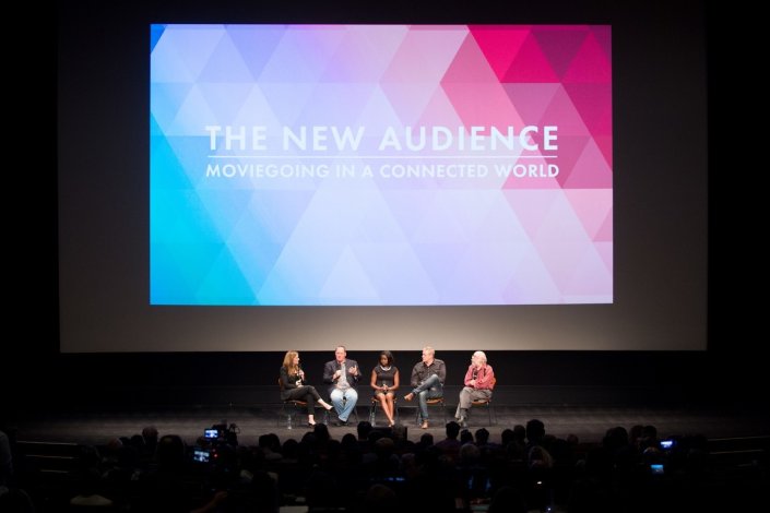 Conferência The New Audience: Moviegoing in a Connected World, no Samuel Goldwyn Theater, Beverly Hills, em 5 de Dezembro de 2015. O professor Henry Jenkins interveio sobre as alterações tanto da produção como do consumo do cinema, tal como hoje o conhecemos.