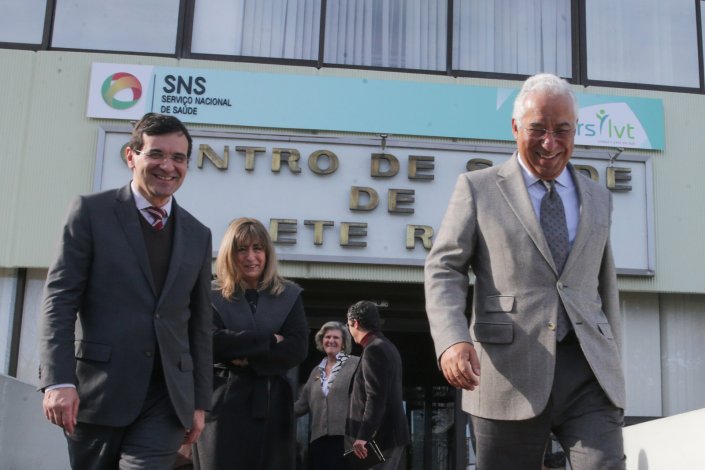 O primeiro-ministro e secretário-geral do PS, António Costa, acompanhado pelo ministro da Saúde, Adalberto Campos Fernandes, numa visita ao Centro de Saúde de Sete Rios, em Lisboa. 6 de Janeiro de 2018
