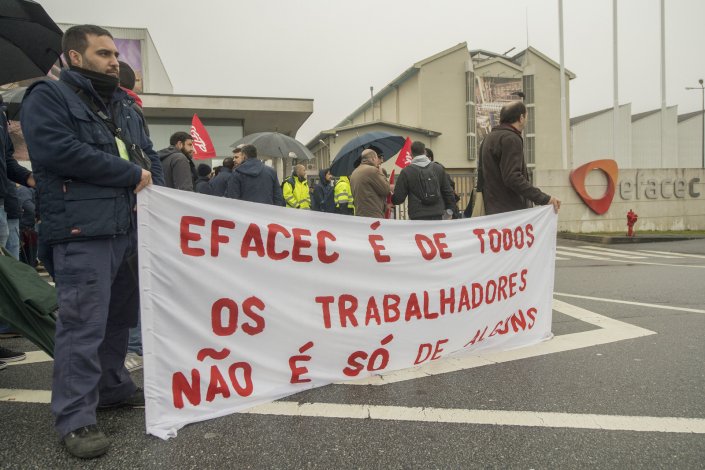 Concentração durante a greve dos trabalhadores do Grupo EFACEC contra os despedimentos, na entrada da empresa situada no Parque Industrial da Arroteia, em Matosinhos, 23 de Março de 2018