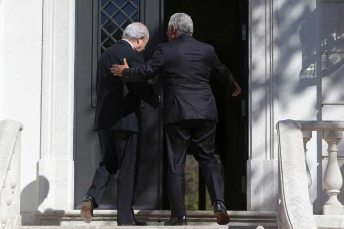 O presidente do PSD, Rui Rio, acompanhado pelo primeiro-ministro, António Costa, à entrada para uma reunião na residência oficial de São Bento, em Lisboa, 20 de Fevereiro de 2018