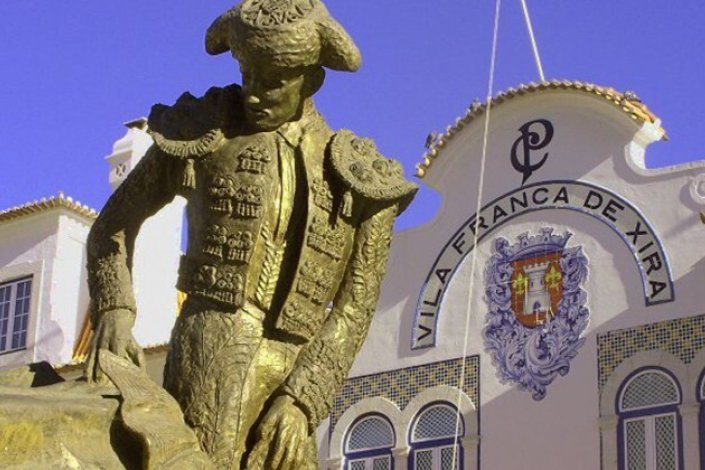 Estátua em homenagem ao toureiro, junto à estação ferroviária de Vila Franca de Xira