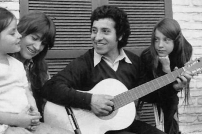 Víctor Jara acompanhado por Joan Jara e as suas filha, Manuela e Amanda