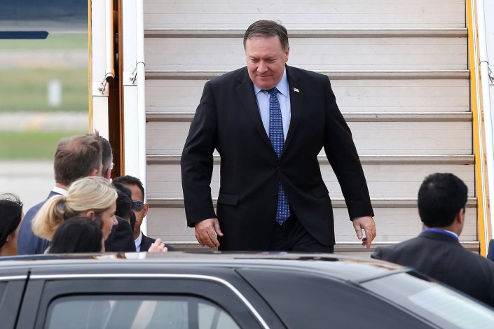 O secretário de Estado norte-americano, Mike Pompeo, está de visita a vários países asiáticos após encontros em Pyongyang. Na foto, à chegada ao aeroporto de Hanói, Vietname. 8 de Julho de 2018