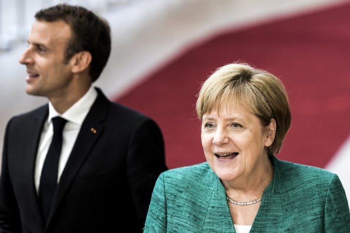 O presidente francês Emmanuel Macron e a chânceler alemã Angela Merkel à chegada ao Conselho Europeu em Bruxelas, Bélgica, 28 de Junho de 2018.