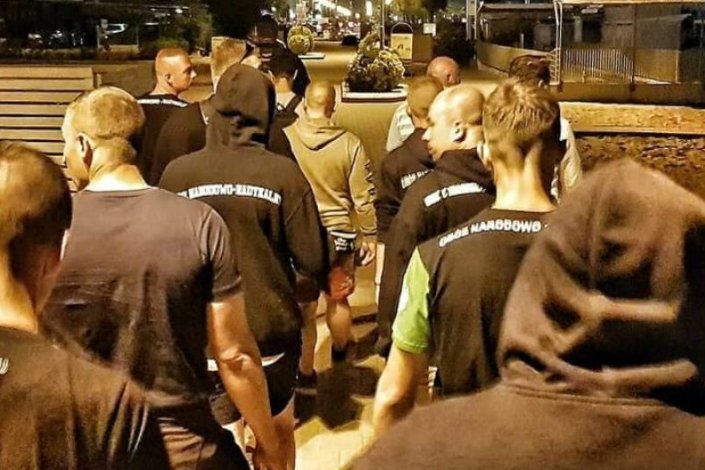 Fascistas italianos e polacos a patrulharem as praias de Rimini (Itália)