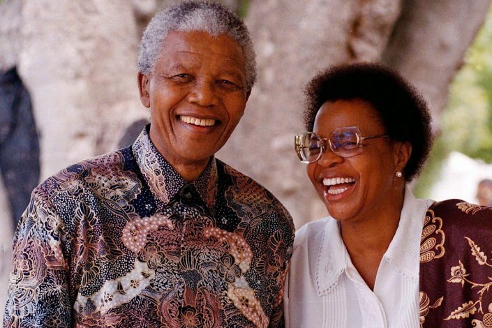 Nelson Mandela e GraÃ§a Machel, numa fotografia de 30 de Janeiro de 1996.

